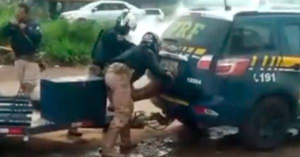 Indignación en Brasil: policías asfixian a hombre dentro de un vehículo