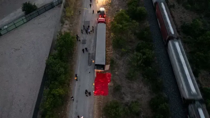 Qué se sabe de los 51 migrantes que murieron en un camión en Texas