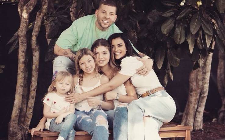 Clarissa Molina posa con las hijas de su prometido Vicente Saavedra