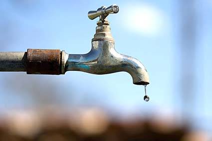 Residentes de Los Alcarrizos se quejan por la escasez de agua en la zona