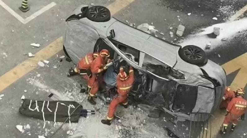 2 personas mueren tras la caída de automóvil eléctrico desde el tercer piso