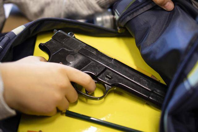 Niño de 8 años mató a una niña de 1 año e hirió a otra con la pistola de su padre