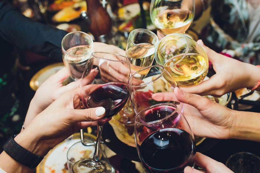 Las personas que trabajan más horas beben más alcohol, según estudio