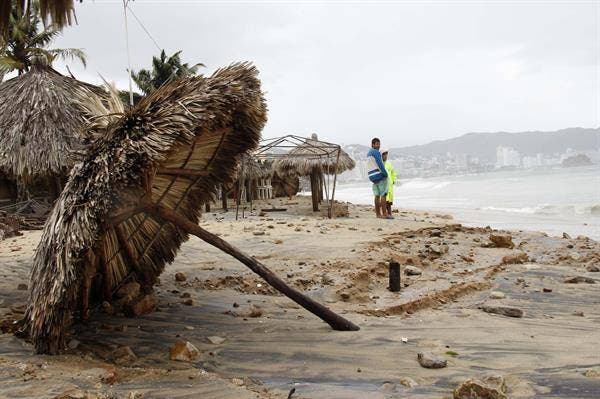 Ciclón Blas se intensifica a huracán categoría 1 en el Pacífico de México      