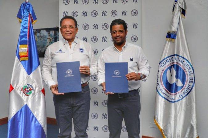 Consejo Nacional de Drogas y la Academia de los Yankees de New York en RD firman acuerdo estrategico