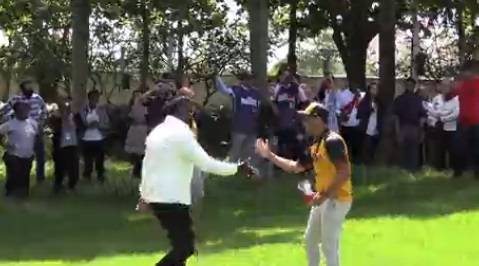 Video: David Ortiz visita embajada de EEUU y participa en juego de softball