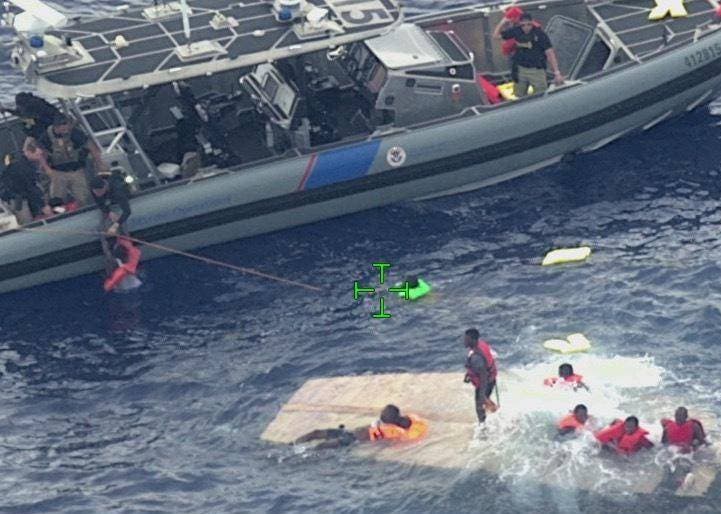 Despiden a 11 haitianas ahogadas en un naufragio en Puerto Rico