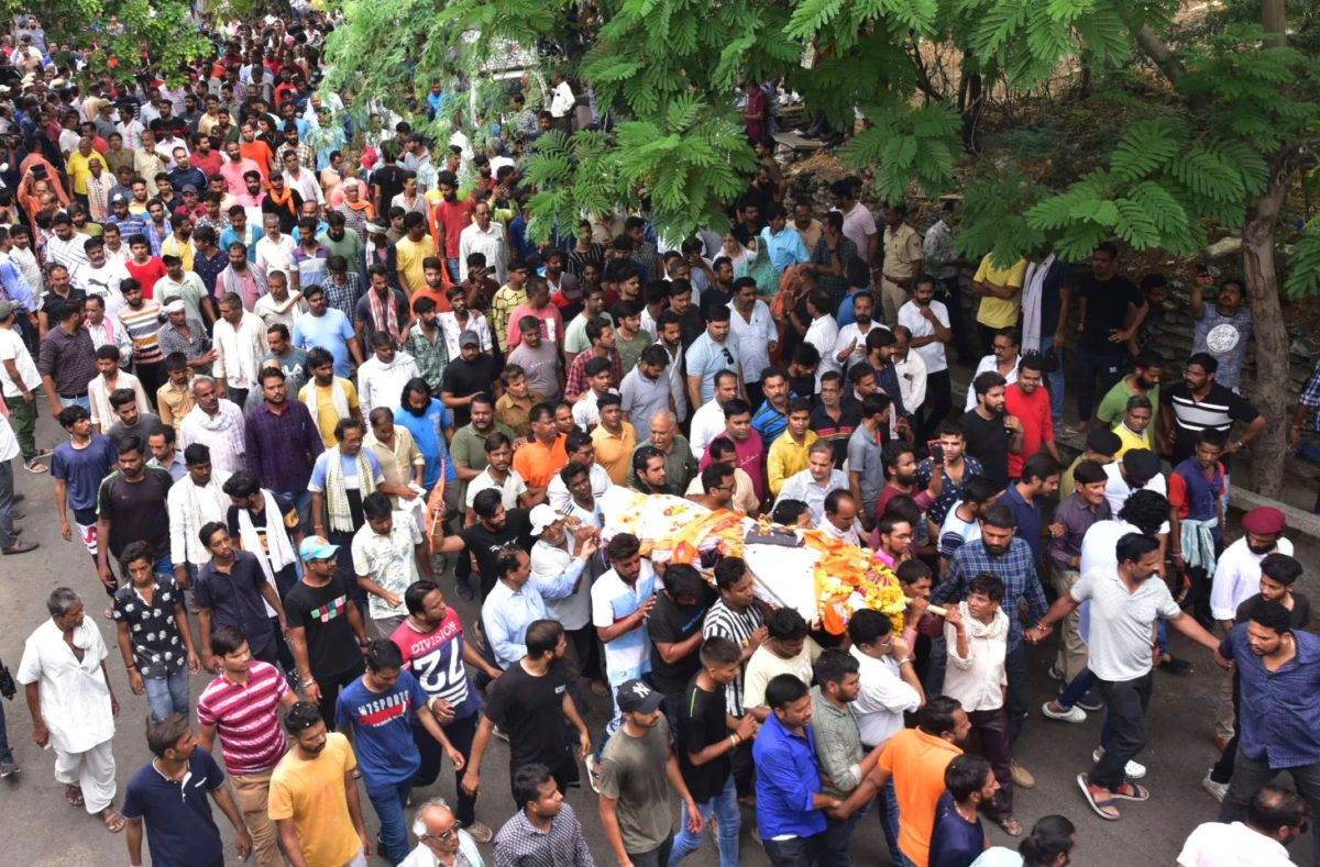 Miles de hindúes marchan en la India tras la decapitación de un sastre