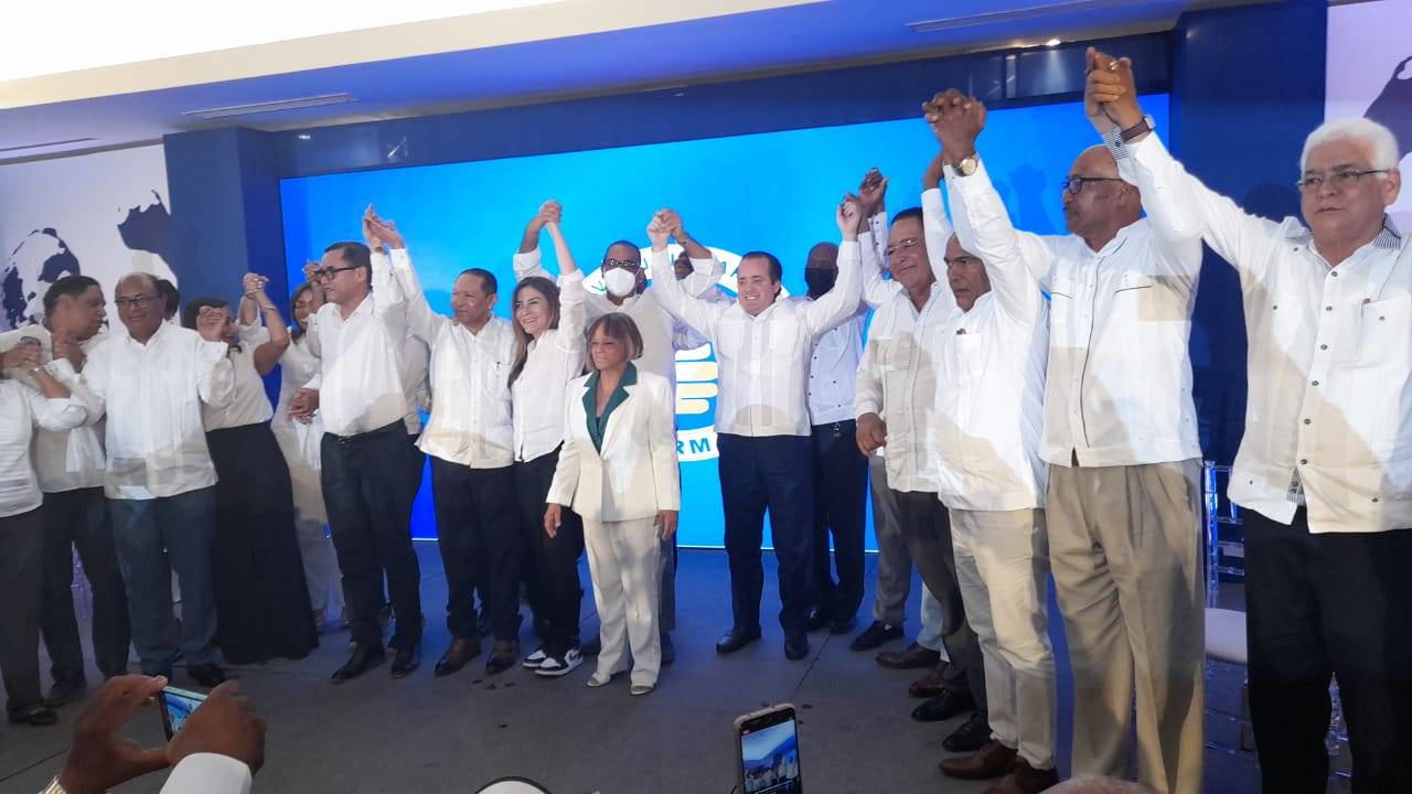 Paliza juramenta a 23 exdiputados del PRD 