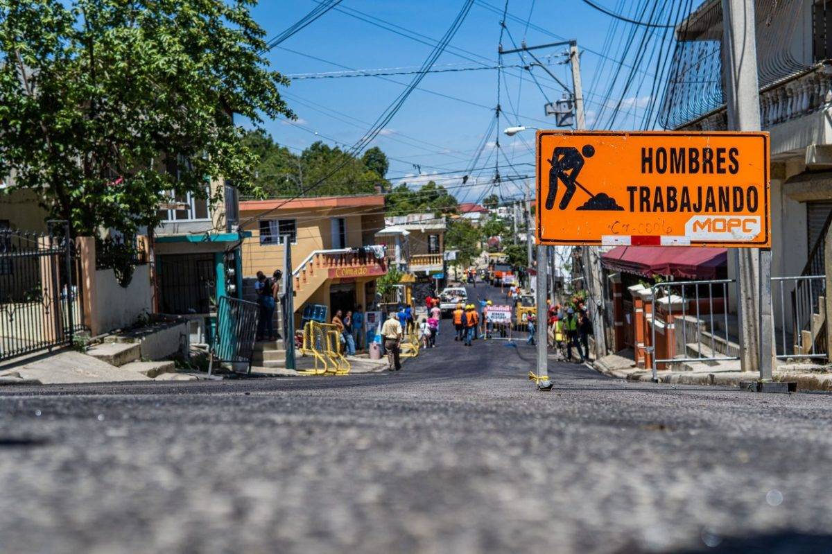 Ministerio de Obras Públicas reacondiciona calles en Santiago