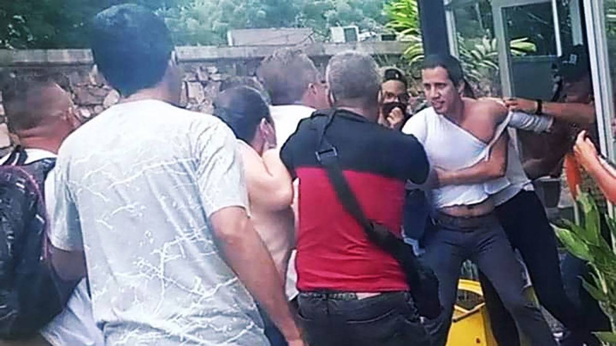 Video: Salvaje agresión a Juan Guaidó por chavistas enfurecidos