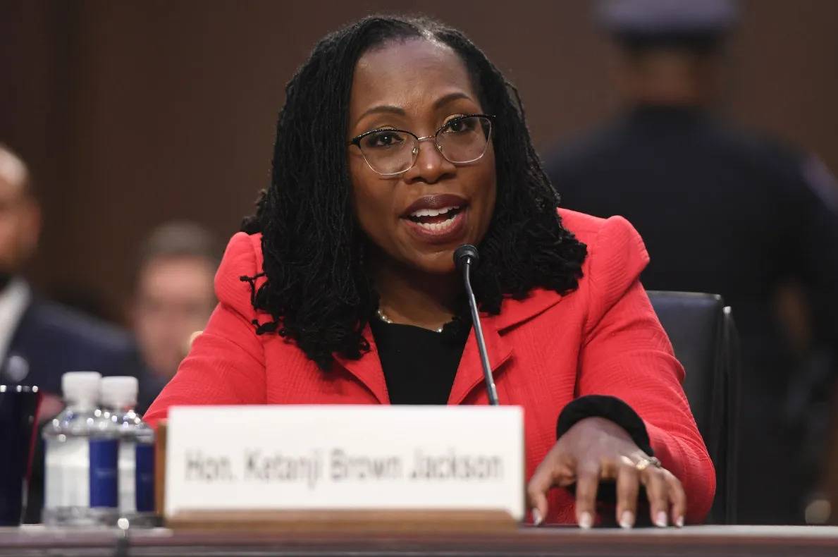 Juramenta la primera mujer jueza negra en la corte de EEUU