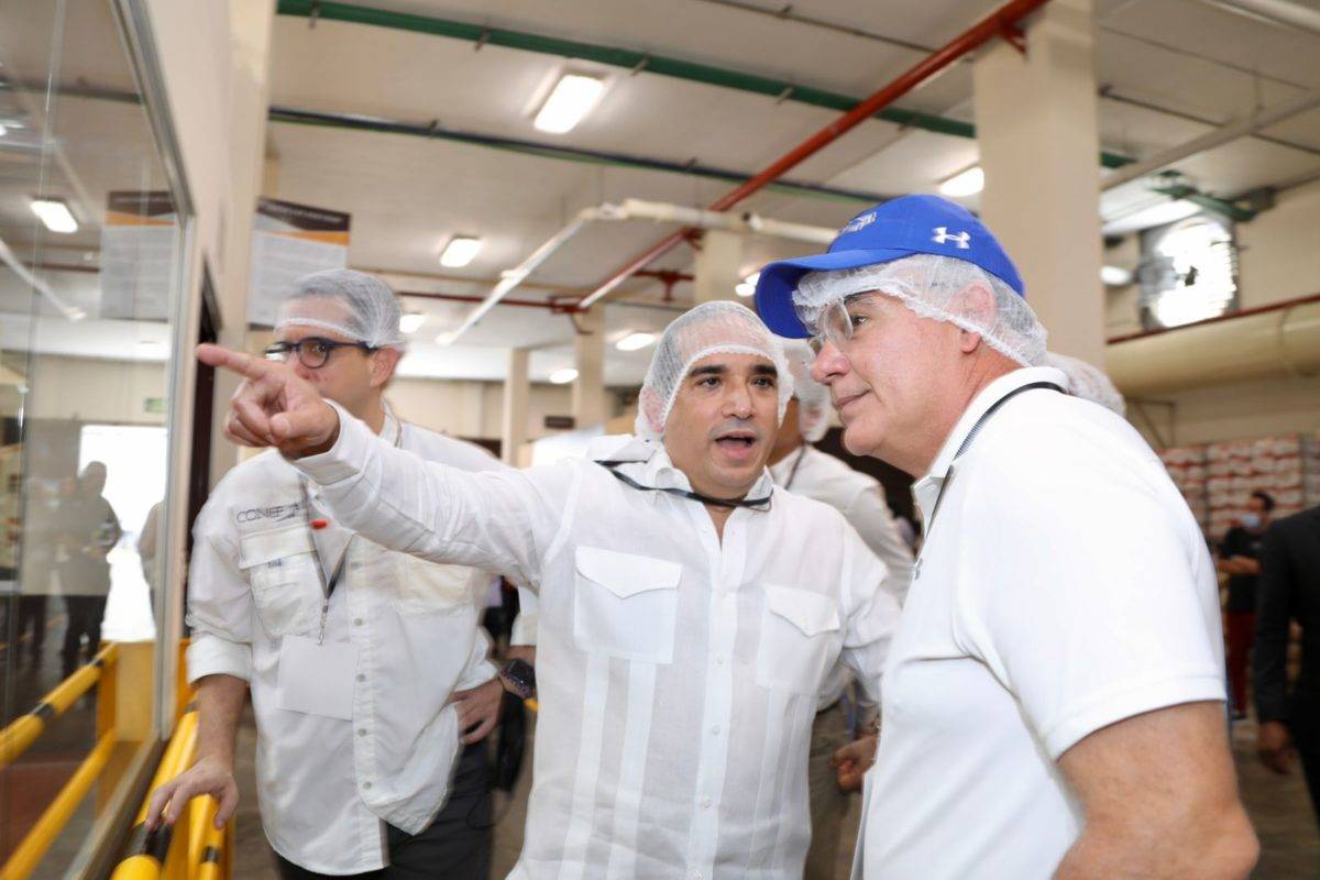 Legisladores y empresarios visitan planta Industrias Banilejas