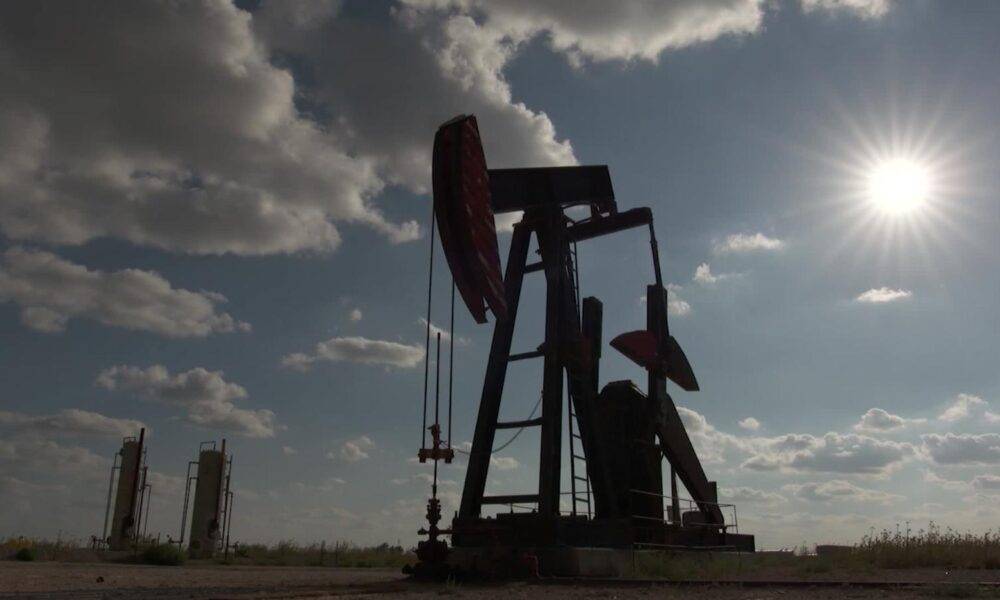 El petróleo de Texas abre con una subida del 2,83 %, hasta 98,5 dólares