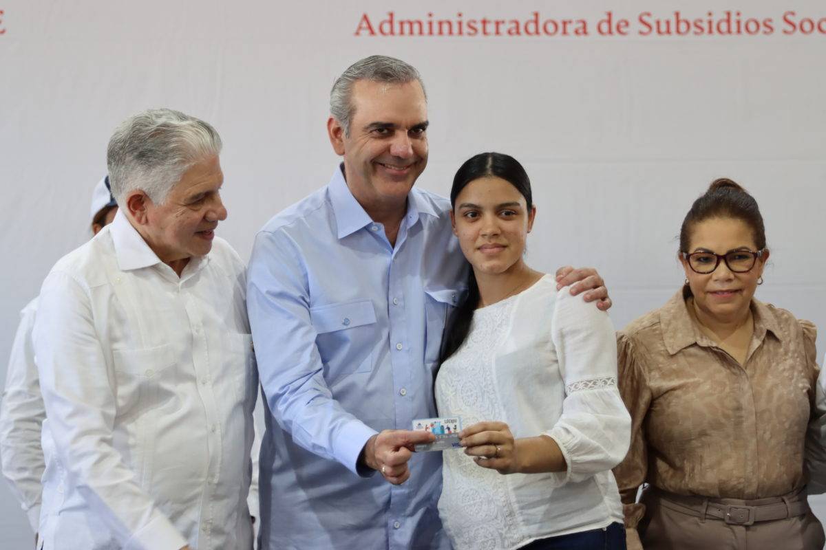 Abinader supervisa inclusión de nuevas familias Supérate en Santiago