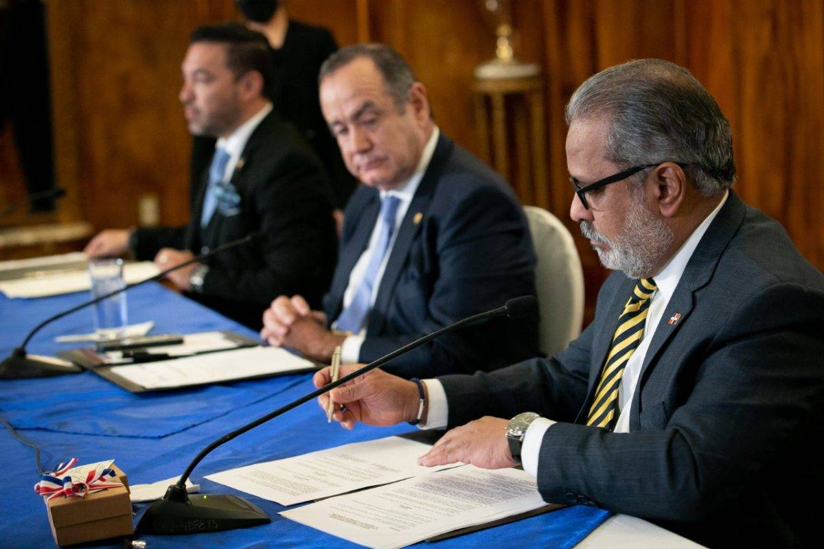 Gobiernos de RD y Guatemala firman acuerdo de servicios aéreos
