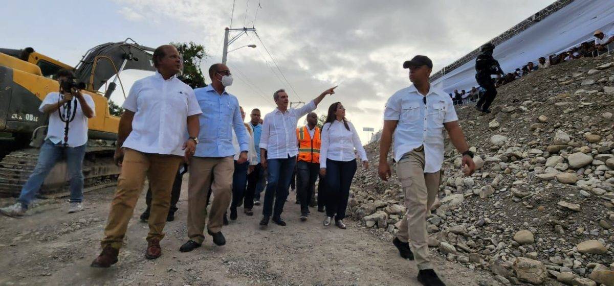 Presidente Abinader y ministro de Obras Pú­blicas supervisan obras en Azua