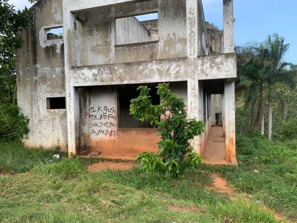 Desmantelan punto de droga en casa abandonada en Bonao