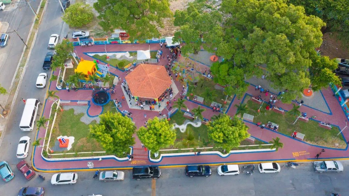 Alcalde Carlos Guzmán entrega remozado parque de Buena Vista 1ra, Villa Mella