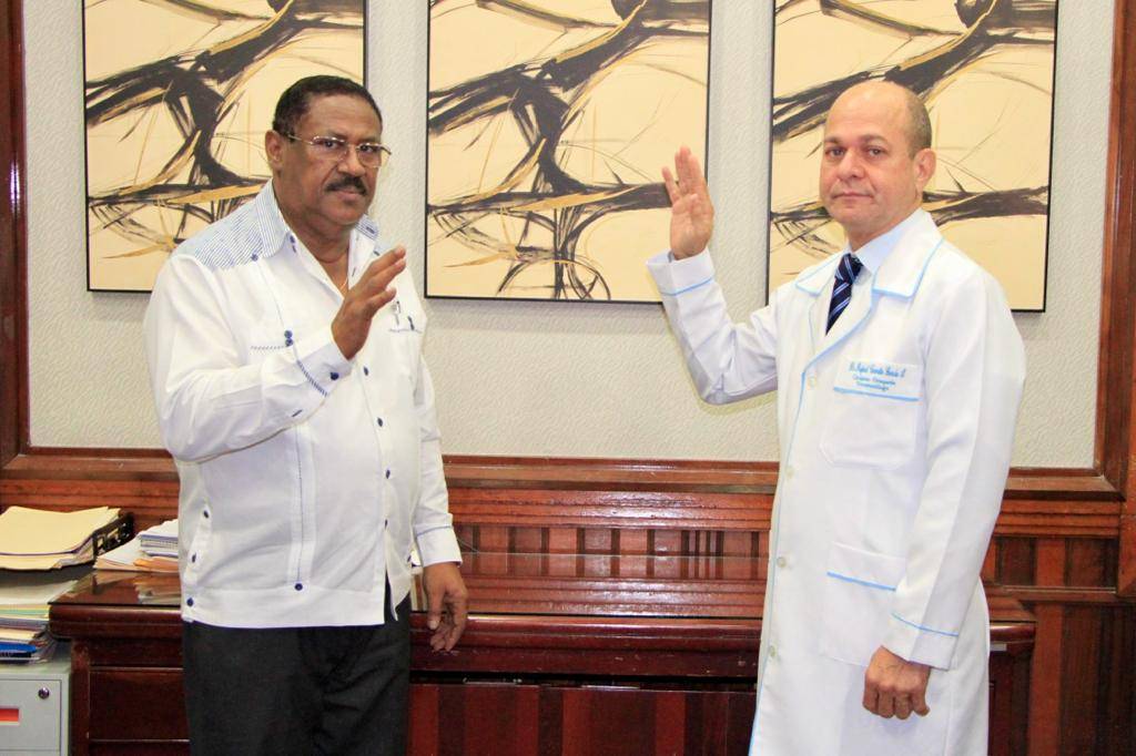 Juramentan nuevo director del hospital Moscoso Puello