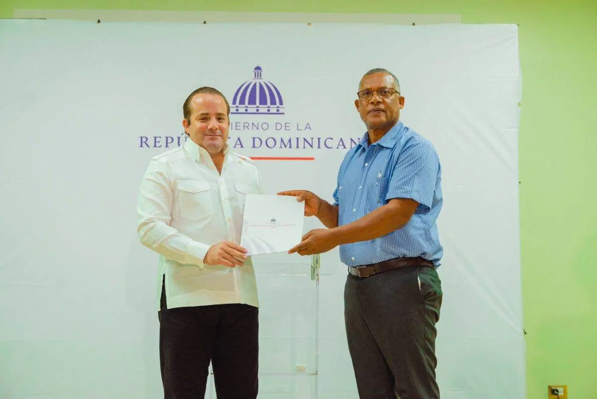 Gobierno entrega RD$ 22 MM Instituto Técnico Salesiano