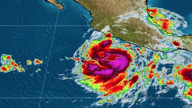 Huracán Blas causa lluvias “torrenciales” en el occidente de México