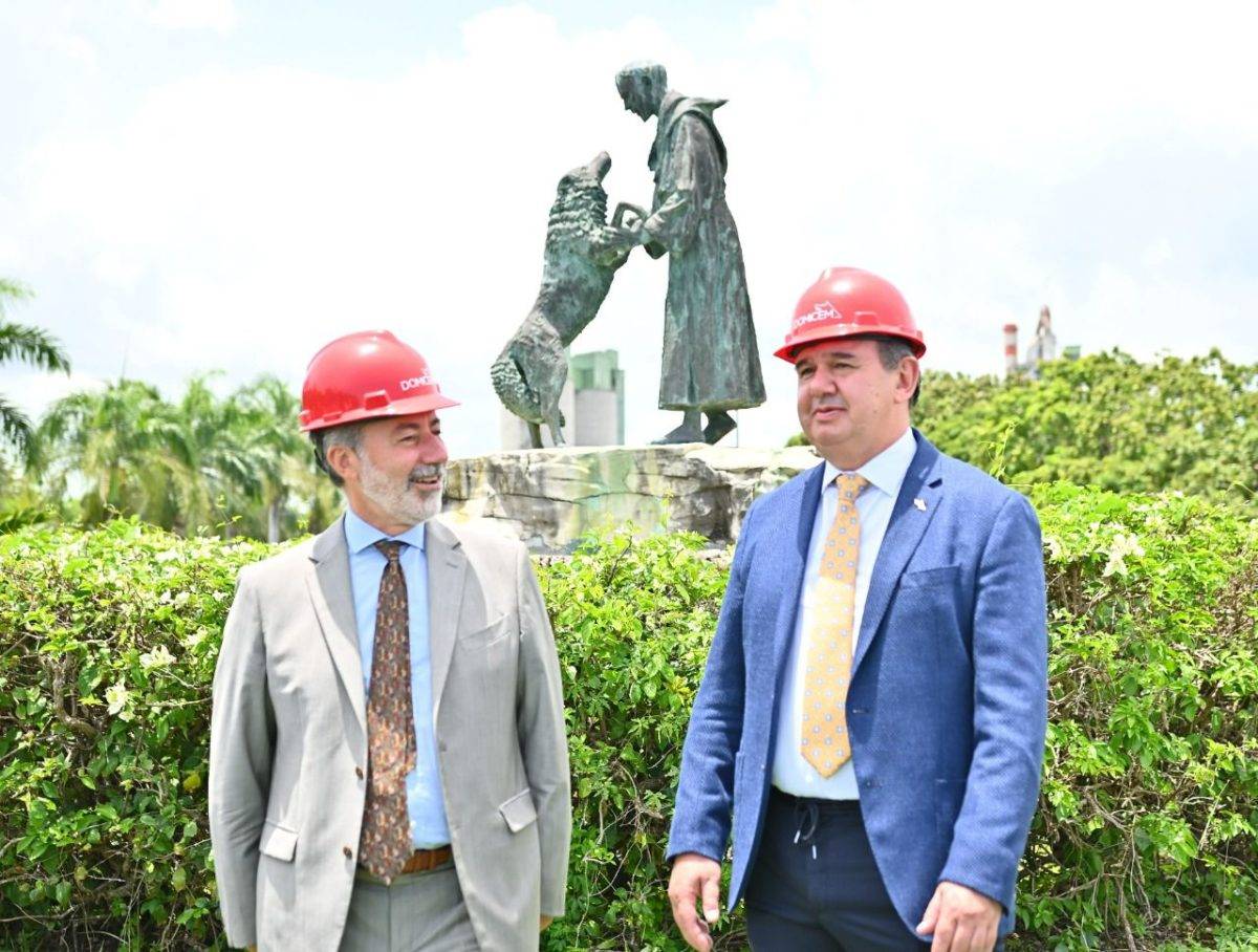 Embajador de Italia visita planta Domicem en Palenque