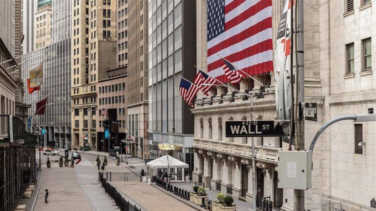 Wall Street cerró con fuertes pérdidas tras aumento tasa de interés en EU