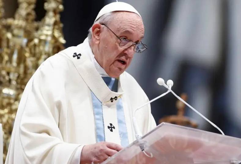 El papa pide rechazar la violencia tras el tiroteo de Chicago      