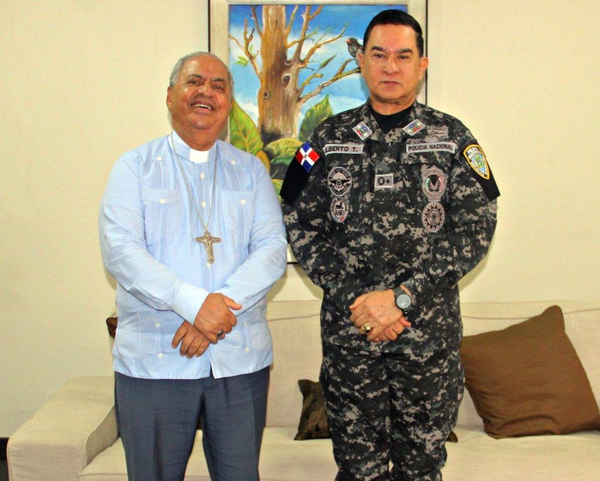 Monseñor Ángeles Fernández recibe visita de director PN Alberto Then  