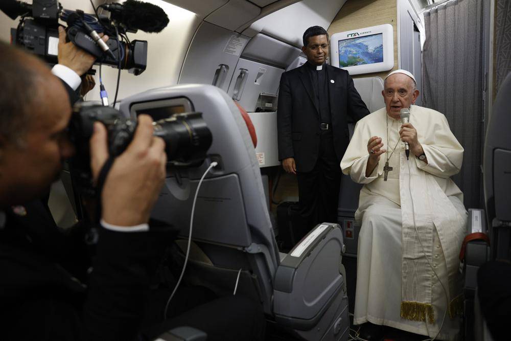 El papa Francisco dice que bajará el ritmo o se retirará