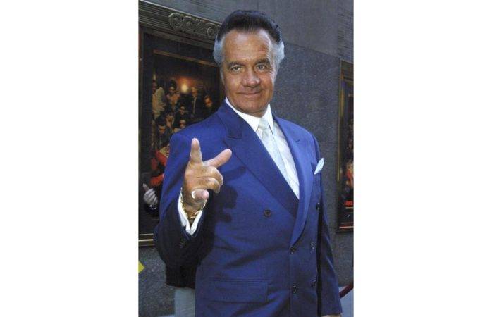 ARCHIVO - Tony Sirico, quien interpretaba a Paulie Walnuts en "The Sopranos", llega al estreno de la cuarta temporada de la serie de HBO el 5 de septiembre de 2002 en el Radio City Music Hall en Nueva York. Sirico murió el viernes 8 de julio de 2022. Tenía 79 años. (Foto AP/Tina Fineberg, archivo)