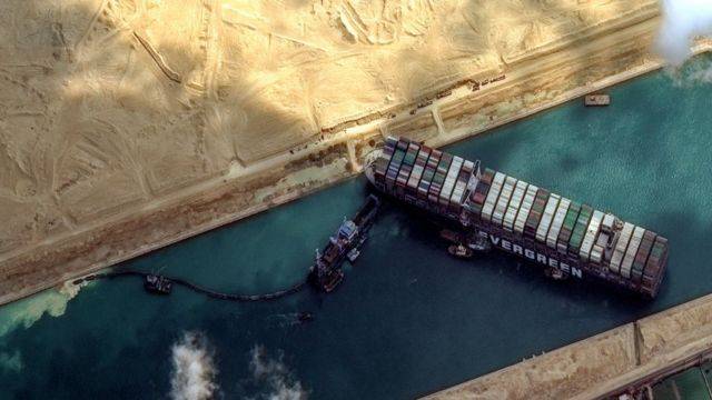 El canal de Suez registra los ingresos más altos de su historia