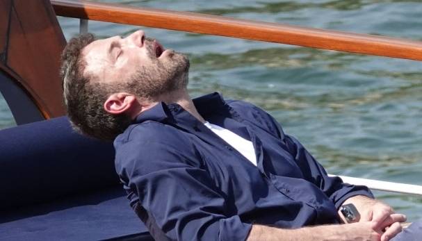 Los mejores memes de Ben Affleck dormido en su luna de miel