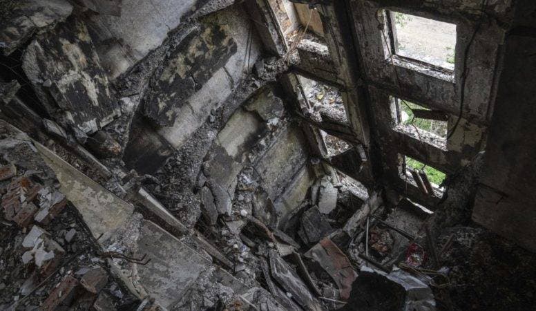 Edificio destruido durante bombardeo aéreo ruso