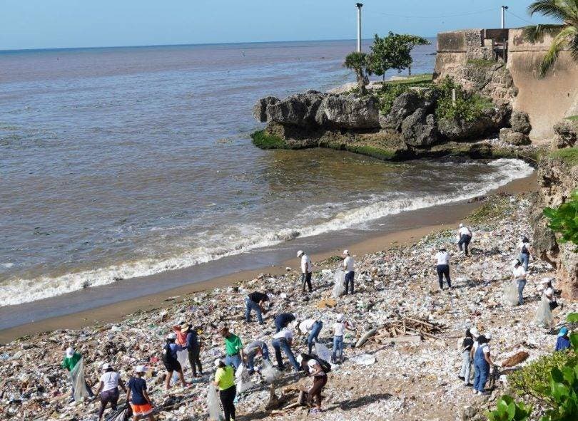 Voluntariado Bancentraliano realizó jornada de limpieza playa San Gil