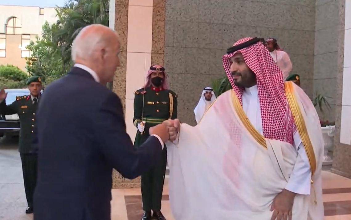 Choque de puños entre Biden y príncipe saudí genera críticas