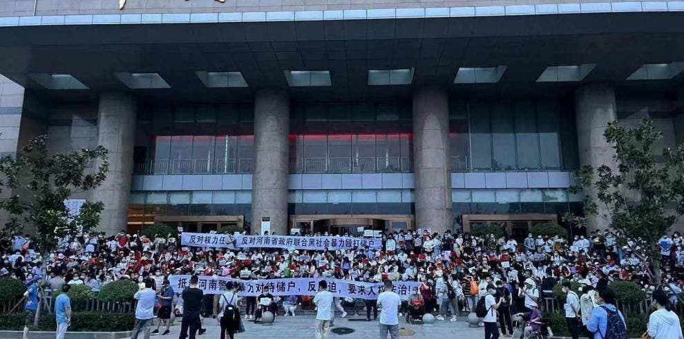 Ahorradores protestan en el centro de China por crisis de bancos locales