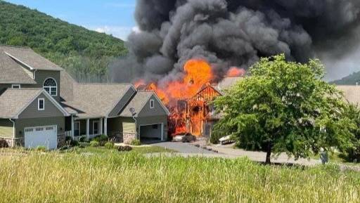 Familia clama por ayuda tras perder todo en incendio