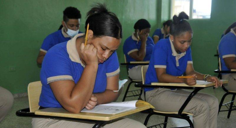 Estudiantes durante toman Pruebas Nacionales. 