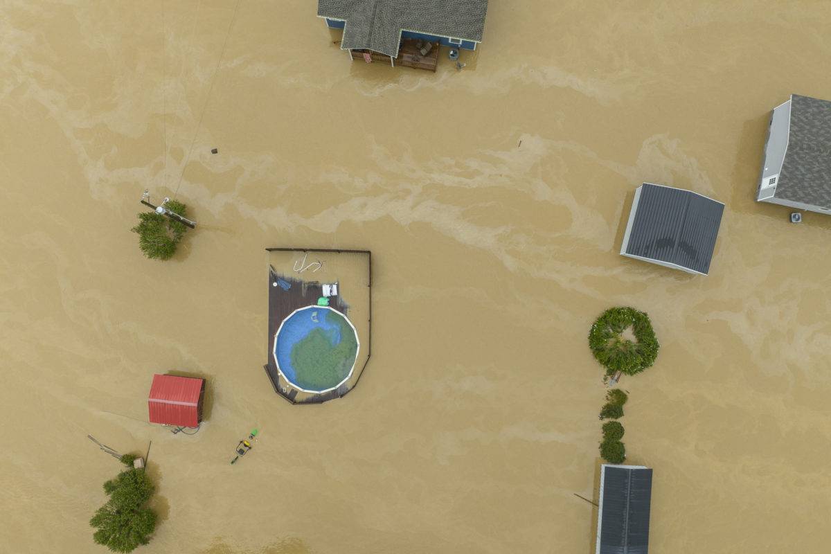Van 15 fallecidos por inundaciones en Kentucky; Biden declara desastre mayor