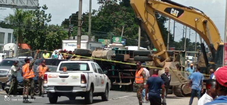 Video: Accidente múltiple en la autopista Duarte por camión cargado de arena