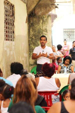 Dr. Luis Cruz junto a residentes de El Caliche 2