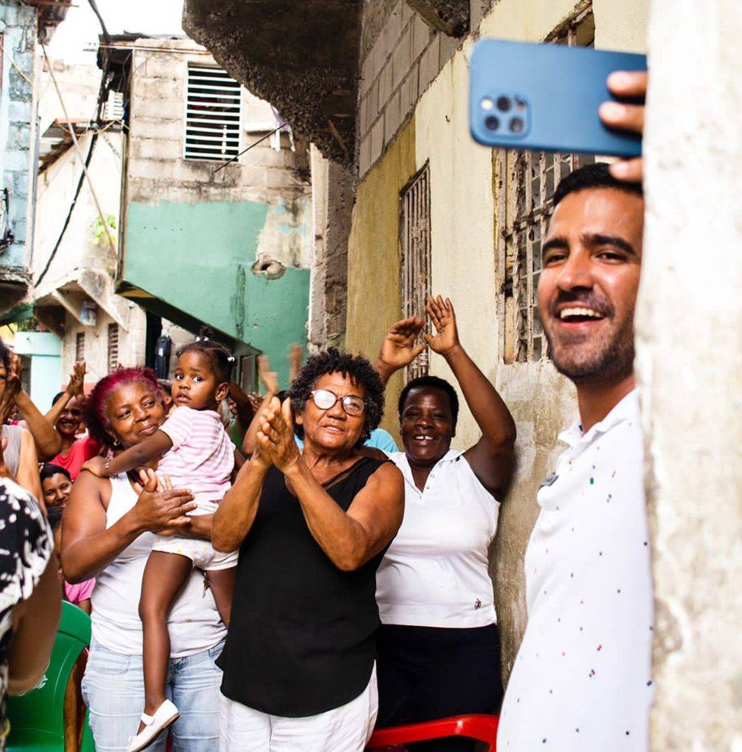Fundación Cruz Jiminián visita barrio El Caliche en recorrido comunitario