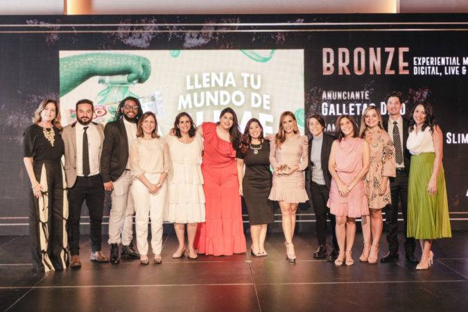 Ejecutivos de CMI y la agencia Ogilvy RD recibiendo premio de bronce en ...