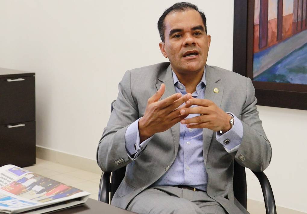 Diputado Elías Báez califica de “politiquería mal sana” críticas de oposición al Gobierno