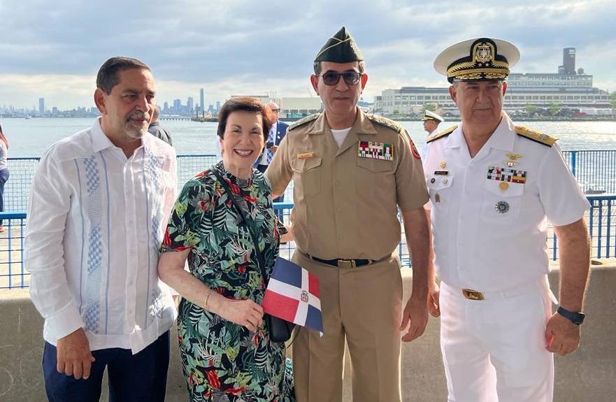 Embajadora dominicana en EE. UU. da la bienvenida a buque escuela de RD en Nueva York