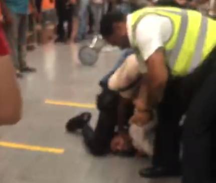 Video: Esposan a un hombre en el Metro de SD tras supuesto incidente con cajera