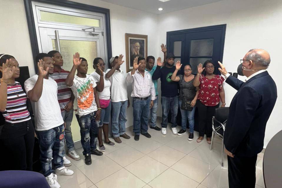 Danilo Medina juramenta en el PLD dirigentes campesinos de El Seibo