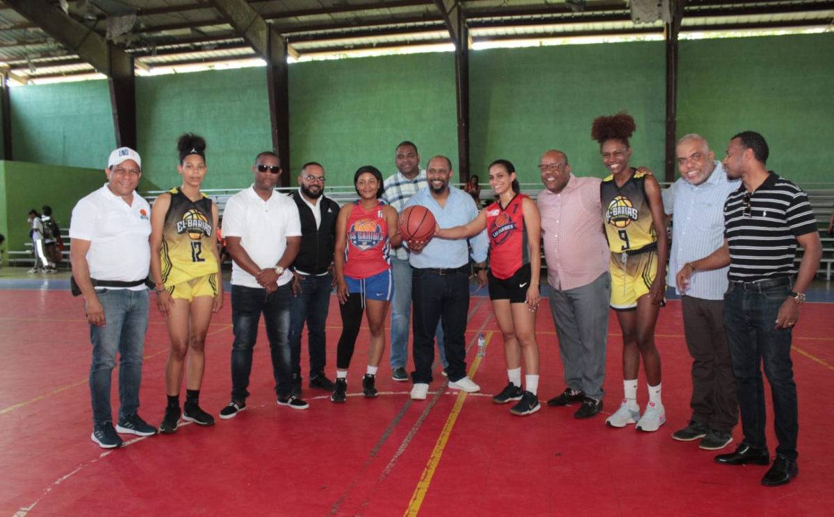 Comunicadores de SDO realizan saque de honor en Clásico de Baloncesto Femenino U25